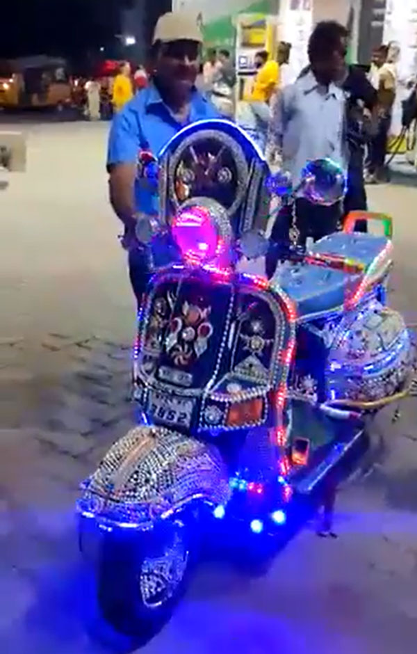 புது ஐடியாவே இருக்கே... பஜாஜ் சேத்தக் ஸ்கூட்டரில் மியூசிக் சிஸ்டம், சிறிய திரையை பொருத்திய நபர்... தொழிலதிபர் ஆனந்த் மஹிந்திராவே அசந்துட்டாரு!