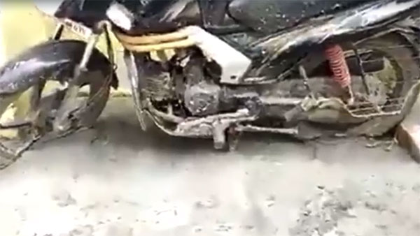 மஹிந்திராவின் இந்த பைக்கை இப்போ வாங்குறது ரொம்ப கஷ்டம்... இந்த மாதிரியான பைக்கையா அசால்டா புதைச்சுட்டு போனாங்க!