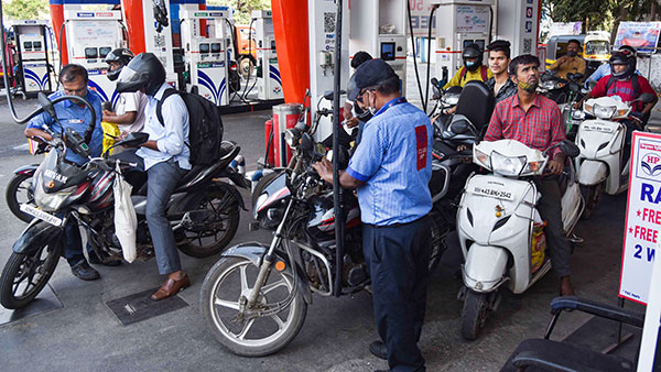 திடீரென உயர்த்தப்பட்ட பெட்ரோல் விலை , லிட்டர் ரூ125 க்கு விற்பனை . . . போராட்டத்தில் குதிக்கும் மக்கள் . . . .