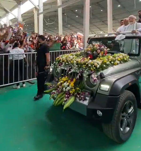 குஜராத் சென்றாலே தார் வாகனம்தான் போல!! பிரதமர் மோடியும், மஹிந்திரா தார் உடனான அவரது பிரியமும்...