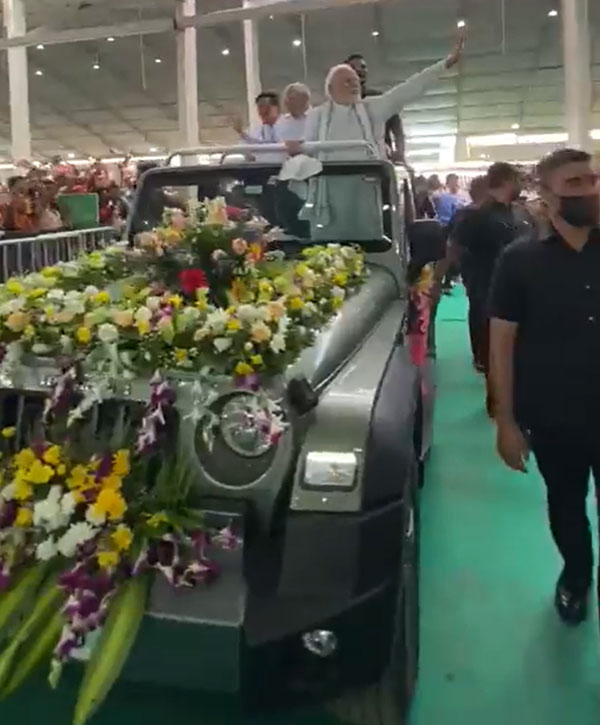 குஜராத் சென்றாலே தார் வாகனம்தான் போல!! பிரதமர் மோடியும், மஹிந்திரா தார் உடனான அவரது பிரியமும்...