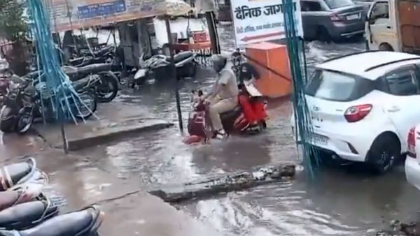 கால்வாயில் தவறி விழுந்த கணவன், மனைவி... பதைபதைக்க வீடியோ! இதுபோன்ற நிகழ்வுகளை தவிர்க்க என்ன செய்யலாம்?