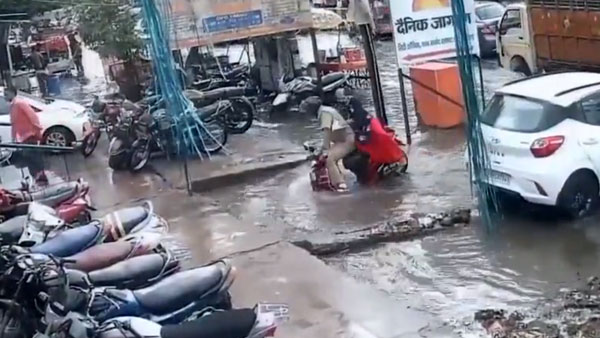 கால்வாயில் தவறி விழுந்த கணவன், மனைவி... பதைபதைக்க வீடியோ! இதுபோன்ற நிகழ்வுகளை தவிர்க்க என்ன செய்யலாம்?