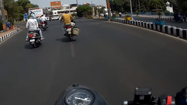 இந்த வீடியோவை நிச்சயம் நீங்க பாத்திருப்பீங்க! ஸ்கூட்டர் தானாக விழுந்ததற்கு பின்னால் இருக்கும் மர்மம் இதுதான்... இந்த வீடியோவை நிச்சயம் நீங்க பாத்திருப்பீங்க! ஸ்கூட்டர் தானாக விழுந்ததற்கு பின்னால் இருக்கும் மர்மம் இதுதான்...