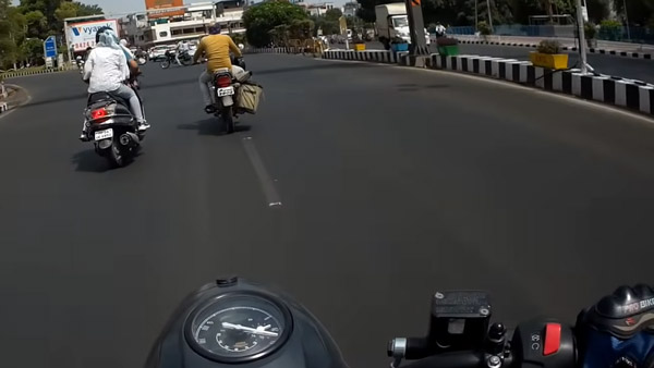 இந்த வீடியோவை நிச்சயம் நீங்க பாத்திருப்பீங்க! ஸ்கூட்டர் தானாக விழுந்ததற்கு பின்னால் இருக்கும் மர்மம் இதுதான்... இந்த வீடியோவை நிச்சயம் நீங்க பாத்திருப்பீங்க! ஸ்கூட்டர் தானாக விழுந்ததற்கு பின்னால் இருக்கும் மர்மம் இதுதான்...