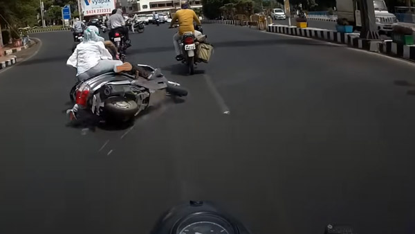 இந்த வீடியோவை நிச்சயம் நீங்க பாத்திருப்பீங்க! ஸ்கூட்டர் தானாக விழுந்ததற்கு பின்னால் இருக்கும் மர்மம் இதுதான்... இந்த வீடியோவை நிச்சயம் நீங்க பாத்திருப்பீங்க! ஸ்கூட்டர் தானாக விழுந்ததற்கு பின்னால் இருக்கும் மர்மம் இதுதான்...