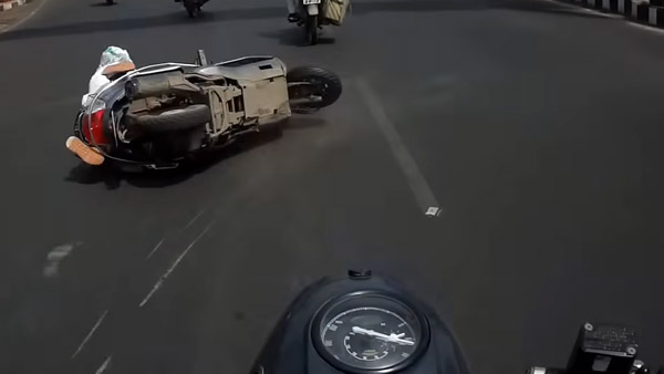 இந்த வீடியோவை நிச்சயம் நீங்க பாத்திருப்பீங்க! ஸ்கூட்டர் தானாக விழுந்ததற்கு பின்னால் இருக்கும் மர்மம் இதுதான்... இந்த வீடியோவை நிச்சயம் நீங்க பாத்திருப்பீங்க! ஸ்கூட்டர் தானாக விழுந்ததற்கு பின்னால் இருக்கும் மர்மம் இதுதான்...