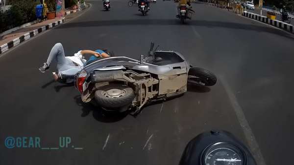 இந்த வீடியோவை நிச்சயம் நீங்க பாத்திருப்பீங்க! ஸ்கூட்டர் தானாக விழுந்ததற்கு பின்னால் இருக்கும் மர்மம் இதுதான்... இந்த வீடியோவை நிச்சயம் நீங்க பாத்திருப்பீங்க! ஸ்கூட்டர் தானாக விழுந்ததற்கு பின்னால் இருக்கும் மர்மம் இதுதான்...