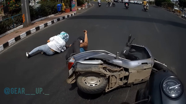 இந்த வீடியோவை நிச்சயம் நீங்க பாத்திருப்பீங்க! ஸ்கூட்டர் தானாக விழுந்ததற்கு பின்னால் இருக்கும் மர்மம் இதுதான்... இந்த வீடியோவை நிச்சயம் நீங்க பாத்திருப்பீங்க! ஸ்கூட்டர் தானாக விழுந்ததற்கு பின்னால் இருக்கும் மர்மம் இதுதான்...