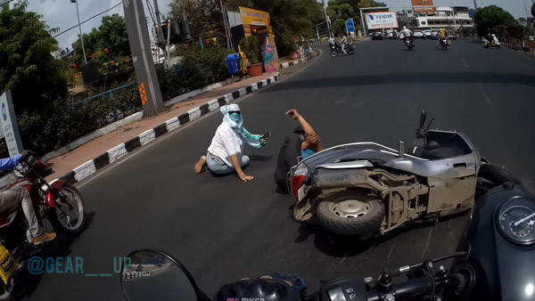 இந்த வீடியோவை நிச்சயம் நீங்க பாத்திருப்பீங்க! ஸ்கூட்டர் தானாக விழுந்ததற்கு பின்னால் இருக்கும் மர்மம் இதுதான்... இந்த வீடியோவை நிச்சயம் நீங்க பாத்திருப்பீங்க! ஸ்கூட்டர் தானாக விழுந்ததற்கு பின்னால் இருக்கும் மர்மம் இதுதான்...