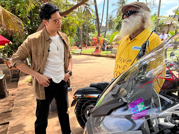 விதமான விதமான சூப்பர் பைக்குகளில் சத்குரு!! இப்போ பிஎம்டபிள்யூ பைக்... யாரு கூட இருக்காருனு பாருங்க!