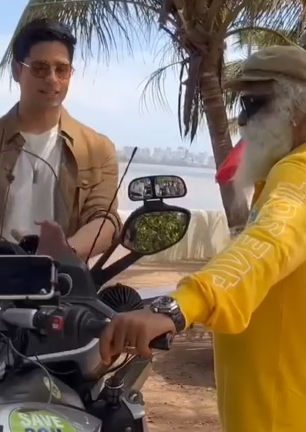 விதமான விதமான சூப்பர் பைக்குகளில் சத்குரு!! இப்போ பிஎம்டபிள்யூ பைக்... யாரு கூட இருக்காருனு பாருங்க!