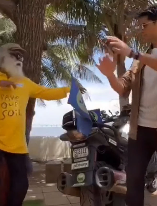 விதமான விதமான சூப்பர் பைக்குகளில் சத்குரு!! இப்போ பிஎம்டபிள்யூ பைக்... யாரு கூட இருக்காருனு பாருங்க!