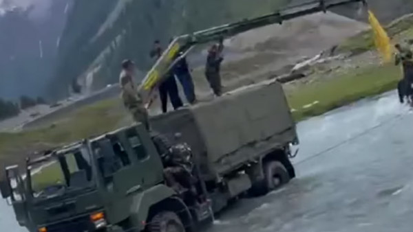 மாருதி ஜிப்ஸியா இருந்தாலும் இப்படியா!! ஜம்மூ காஷ்மீரில் இராணுவத்தின் உதவியுடன் மீட்கப்பட்ட சுற்றுலா பயணிகள்!