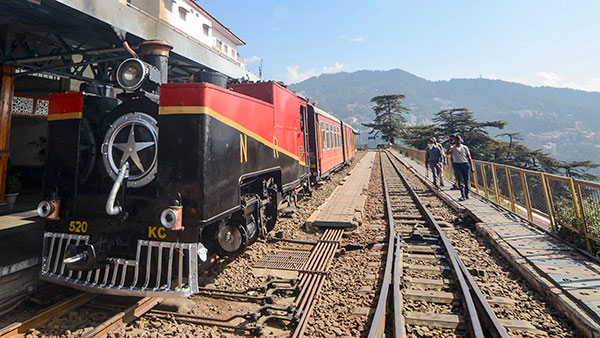 ரயில் தண்டவாளங்களில் துருப்பிடித்த இரும்பைதான் யூஸ் பண்ணுவாங்க . . . செலவைக் குறைப்பதற்காக அல்ல . . . வேற என்ன காரணம்னு தெரியுமா ?