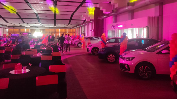 ஒரே நாளில் டெலிவரி கொடுக்கப்பட்ட 150 கார்கள்... எந்த நிறுவனத்தோட கார் தெரிஞ்சா ரொம்ப ஆச்சரியப்படுவீங்க!