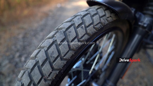 வாரிசு போஸ்டரில் விஜய் கெத்து காட்டுவது என்ன பைக் தெரியுமா? விலை இவ்ளோதானா? எல்லாரும் ஷோரூமுக்கு ஓட போறாங்க!