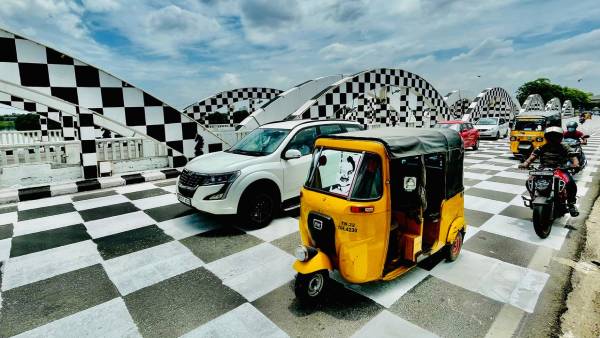 ‘செஸ் போர்டு’-ஆக காட்சி தரும் சென்னையின் நேப்பியர் பாலம்!! வாகன ஓட்டிகளுக்கு பிரச்சனை வருமா?