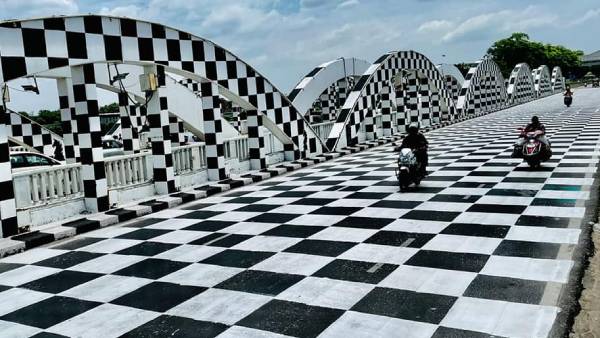 ‘செஸ் போர்டு’-ஆக காட்சி தரும் சென்னையின் நேப்பியர் பாலம்!! வாகன ஓட்டிகளுக்கு பிரச்சனை வருமா?