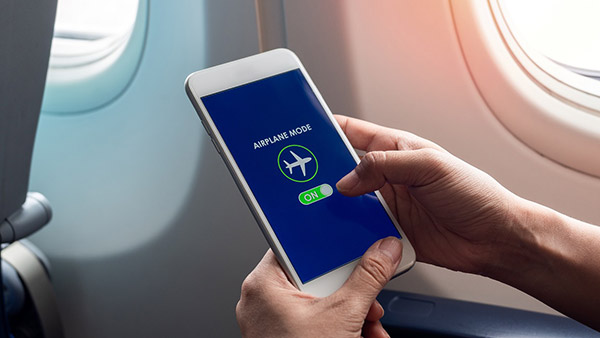 ஏர்பிளேன் மோட் என்றால் என்ன? விமான பயணத்தின்போது இதை ஆக்டிவேட் செய்யலனா இவ்ளோ பிரச்னை ஏற்படுமா?