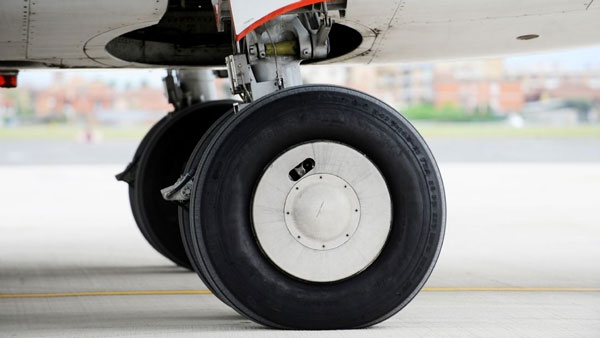 விமானத்தின் டயரில் பஞ்சர் ஆகாமல் இருக்க என்ன தொழிற்நுட்பம் பயன் படுத்தப்படுகிறது? இது ஏன் கார்களின் டயர்களில் பயன் படுத்தப்படுவதில்லை? 