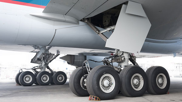 விமானத்தின் டயரில் பஞ்சர் ஆகாமல் இருக்க என்ன தொழிற்நுட்பம் பயன் படுத்தப்படுகிறது? இது ஏன் கார்களின் டயர்களில் பயன் படுத்தப்படுவதில்லை? 