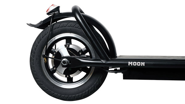 சின்ன பசங்க மட்டுமல்ல பெரியவங்களும் ஓட்டலாம்... ஆர்க்டிக் ஃபாக்ஸ் மூன் இ-ஸ்கூட்டர் அறிமுகம்... விலை கொஞ்சம் கம்மியாதான் இருக்கு!