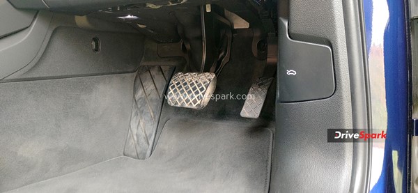 நிறைய பேருக்கு கால் வலி வருது... ஆனாலும் ஆக்ஸலரேட்டரை விட பிரேக் பெடலை ஏன் உயரமா குடுக்கறாங்க தெரியுமா?