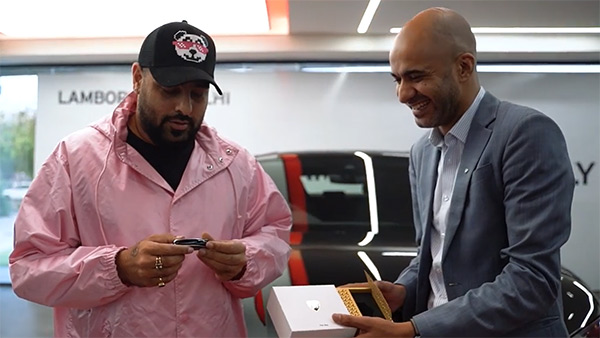 ஒரே காரை மீண்டும் மீண்டும் வாங்கும் பாடகர்... ஒன்னோட விலையே இத்தனை கோடியா? அப்படி அந்த காரில் என்ன இருக்கு?