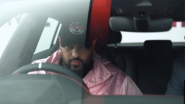 ஒரே காரை மீண்டும் மீண்டும் வாங்கும் பாடகர்... ஒன்னோட விலையே இத்தனை கோடியா? அப்படி அந்த காரில் என்ன இருக்கு?