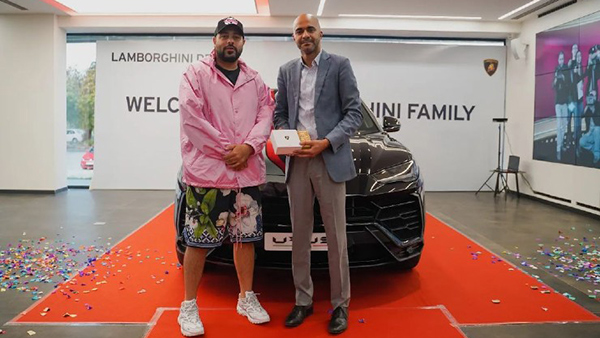 ஒரே காரை மீண்டும் மீண்டும் வாங்கும் பாடகர்... ஒன்னோட விலையே இத்தனை கோடியா? அப்படி அந்த காரில் என்ன இருக்கு?