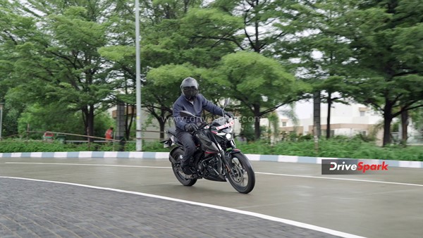 இளசுகளின் மனசை ரவுசு பண்ணுமா பஜாஜ் பல்சர் N160 - ரிவியூ