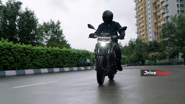 இளசுகளின் மனசை ரவுசு பண்ணுமா பஜாஜ் பல்சர் N160 - ரிவியூ