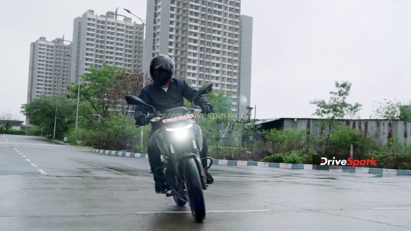 இளசுகளின் மனசை ரவுசு பண்ணுமா பஜாஜ் பல்சர் N160 - ரிவியூ