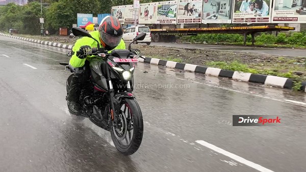 இளசுகளின் மனசை ரவுசு பண்ணுமா பஜாஜ் பல்சர் N160 - ரிவியூ