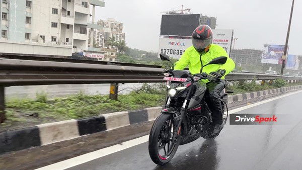 இளசுகளின் மனசை ரவுசு பண்ணுமா பஜாஜ் பல்சர் N160 - ரிவியூ