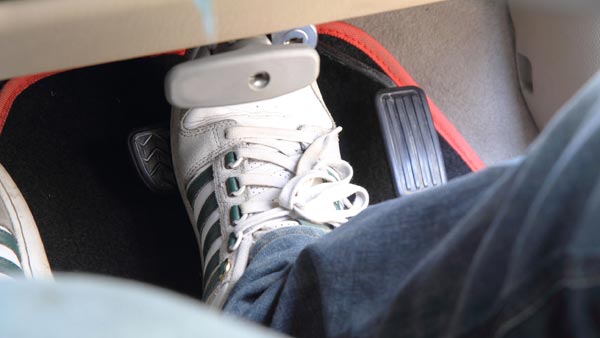 நீங்க நினைக்கற மாதிரி இது சாதாரண விஷயம் இல்ல... 'சடன் பிரேக்' பிடித்தால் காரில் இவ்ளோ பிரச்னைகள் ஏற்படுமா?