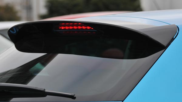 காருக்கு பின்னாடி ஒரு சிலர் ஏன் ஸ்பாய்லர் வெச்சுக்கறாங்க தெரியுமா? சும்மா ஸ்டைலுக்குனு நெனச்சு விட்றாதீங்க!