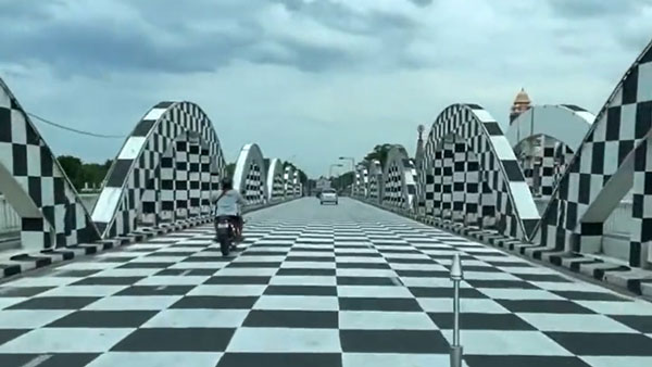 ‘செஸ் போர்டு’-ஆக காட்சி தரும் சென்னையின் நேப்பியர் பாலம்!! வாகன ஓட்டிகளுக்கு பிரச்சனை வருமா?