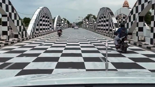 ‘செஸ் போர்டு’-ஆக காட்சி தரும் சென்னையின் நேப்பியர் பாலம்!! வாகன ஓட்டிகளுக்கு பிரச்சனை வருமா?