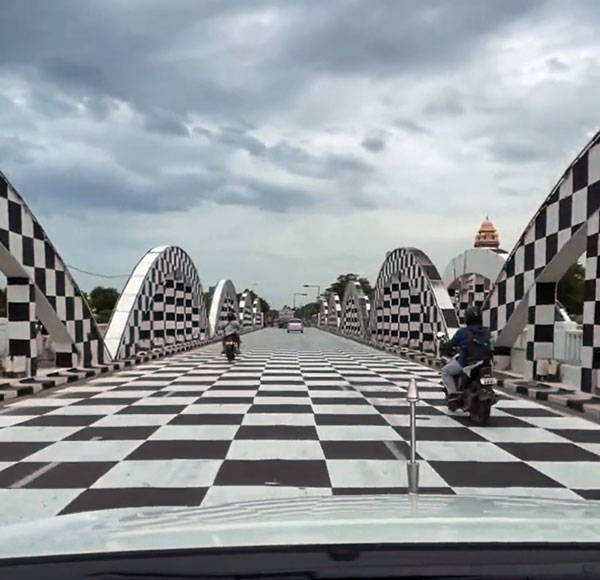 ‘செஸ் போர்டு’-ஆக காட்சி தரும் சென்னையின் நேப்பியர் பாலம்!! வாகன ஓட்டிகளுக்கு பிரச்சனை வருமா?