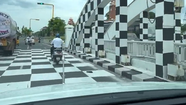 ‘செஸ் போர்டு’-ஆக காட்சி தரும் சென்னையின் நேப்பியர் பாலம்!! வாகன ஓட்டிகளுக்கு பிரச்சனை வருமா?