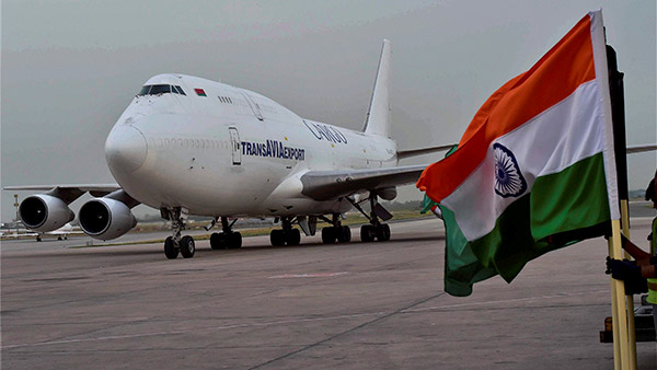 இப்படித்தான் விமானிகள் தனது குழு உடன் மறைமுகமா பேசிப்பாங்க!! நமக்குதான் ஒன்னும் புரியாது!