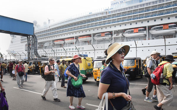 பாத்து யூஸ் பண்ணுங்க! மாச கணக்கா கடல்ல சுத்தும் உல்லாச கப்பல்களுக்கு உண்மையில் எப்படி குடிநீர் வருது தெரியுமா?