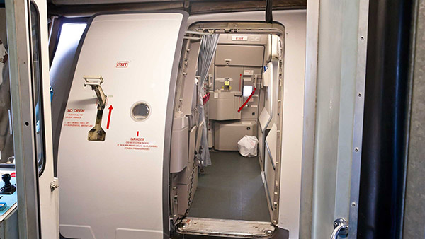 இப்படித்தான் விமானிகள் தனது குழு உடன் மறைமுகமா பேசிப்பாங்க!! நமக்குதான் ஒன்னும் புரியாது!