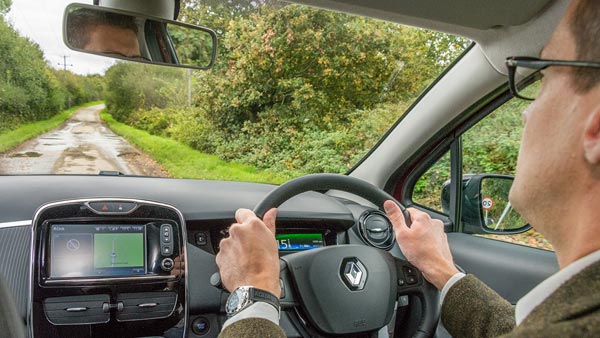 என்ன பெரிய ஆட்டோமேட்டிக்... ஒரு சிலர் இன்னமும் மேனுவல் கியர் பாக்ஸ் காரைதான் விரும்பி ஓட்றாங்க... ஏன் தெரியுமா