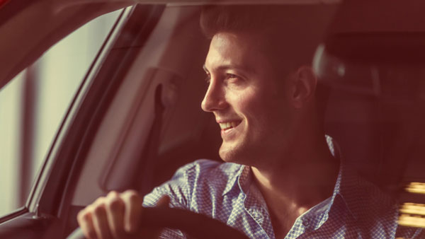 ஒரு கையை ஸ்டியரிங் மீதும், இன்னொரு கையை கியர் லிவர் மீதும் வெச்சுகிட்டு கார் ஓட்றீங்களா? பர்ஸ் பழுக்க போகுது!