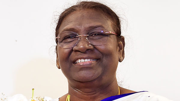 புதிய குடியரசு தலைவருக்கு கொடுக்கப்பட்டிருக்கும் கார் இவ்வளவு பாதுகாப்பானதா?.. விஷ வாயு, வெடிகுண்டு எதுவா இருந்தாலும் அசால்ட் பண்ணிடும்!