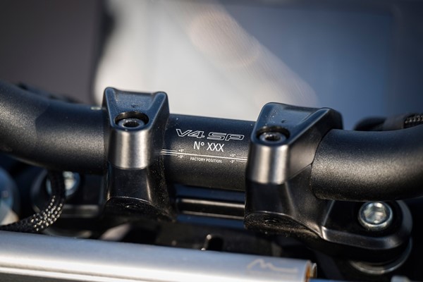 டுகாட்டி ஸ்ட்ரீஃபைட்டர் வி4 எஸ்பி பைக் அறிமுகம்... கப்பல்போலிருக்கும் கார்னிவல் காரைவிட விலை அதிகம்... தலையே சுத்துது!