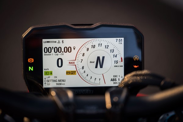 டுகாட்டி ஸ்ட்ரீஃபைட்டர் வி4 எஸ்பி பைக் அறிமுகம்... கப்பல்போலிருக்கும் கார்னிவல் காரைவிட விலை அதிகம்... தலையே சுத்துது!